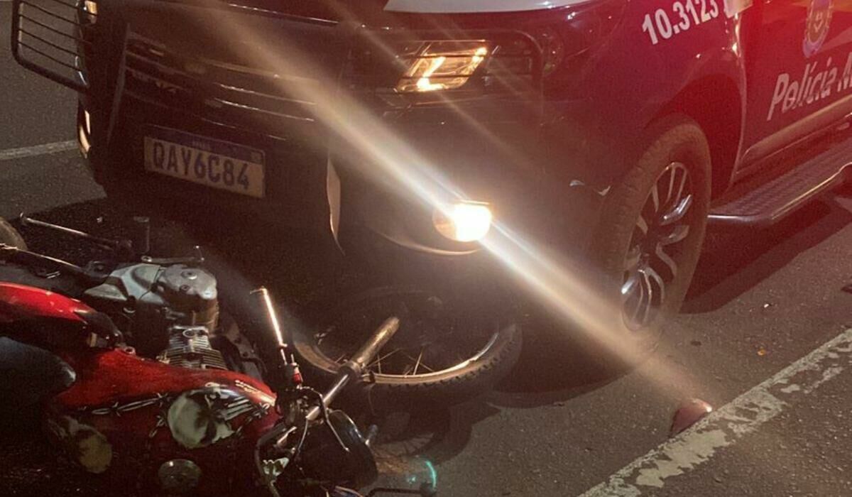 Imagem de compartilhamento para o artigo Motociclista tenta fugir na contramão e bate em viatura da PM em Costa Rica da MS Todo dia